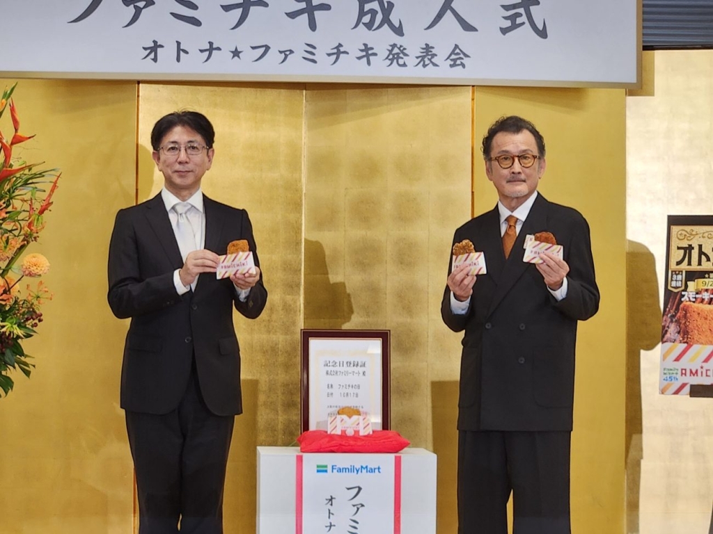 商品本部ファストフーズ部長の高倉一真氏とCMに出演している俳優の吉田鋼太郎さん