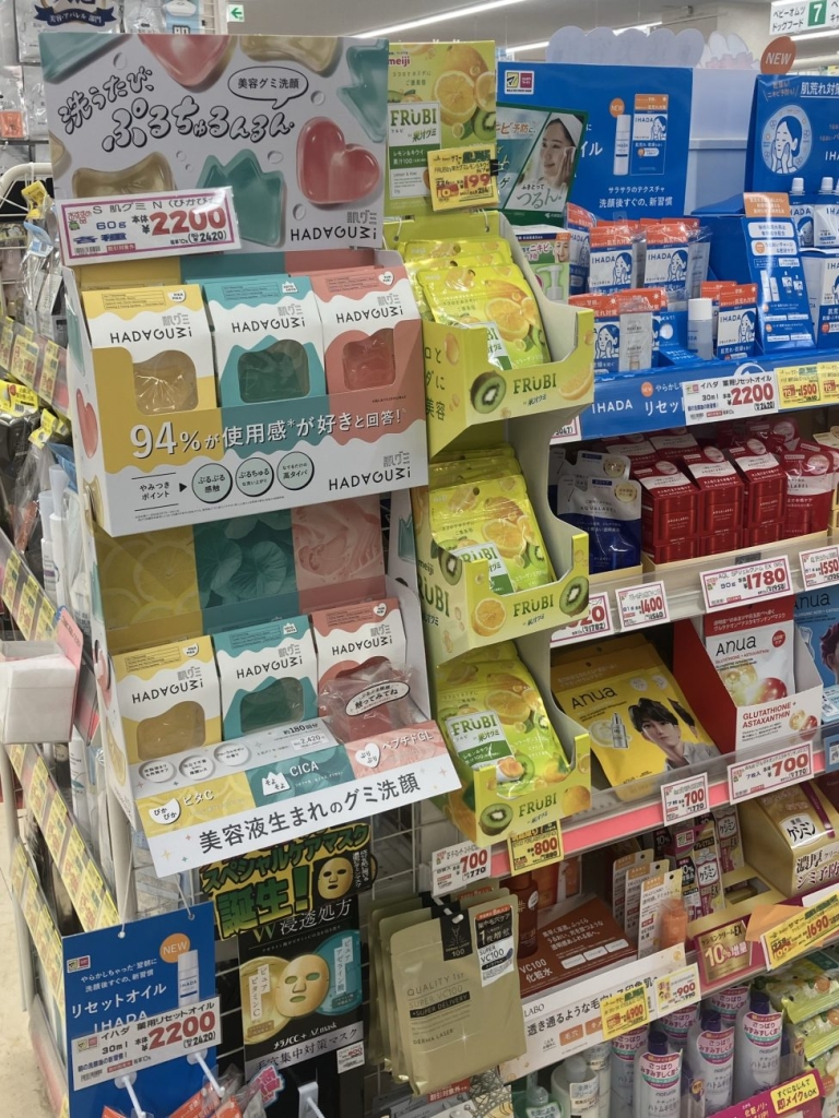 化粧品売り場に並ぶ資生堂ジャパン「肌グミ」と明治「FRUBI」