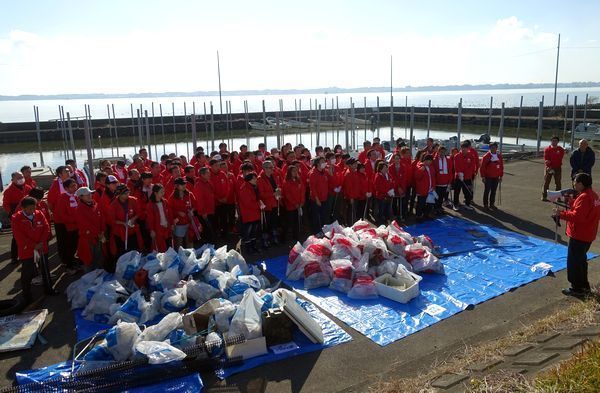 17年12月に茨城県霞ヶ浦で行われた湖岸清掃