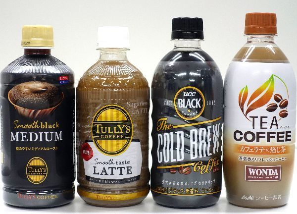 左から「TULLY’S」ブラック、同 ラテ、「UCC BLACK COLD BREW」、「ワンダ TEA COFFEE」