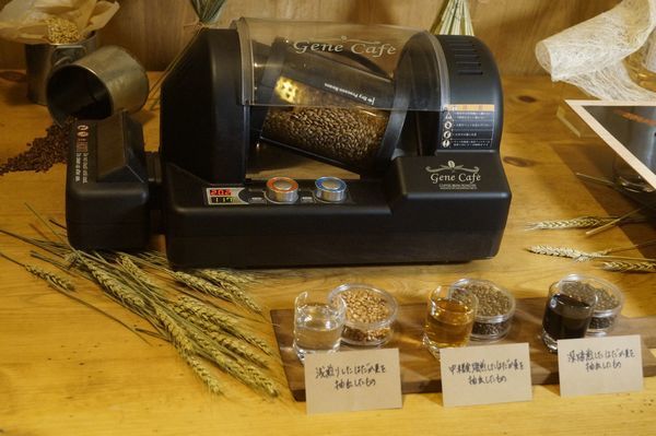 コーヒー用の焙煎機で麦を深煎り