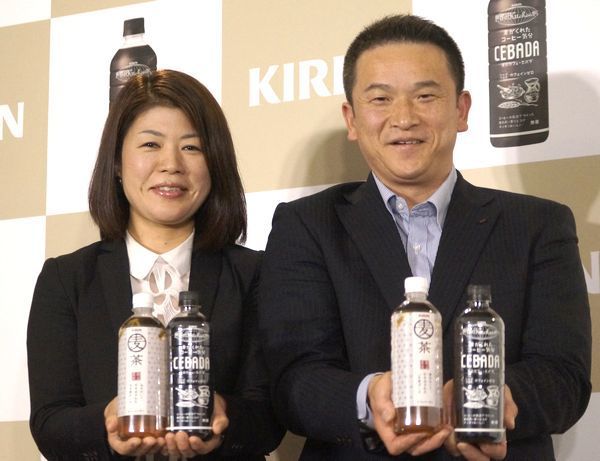 開発担当の菅谷恵子ブランドマネージャー（左）、高久直也部長(右)