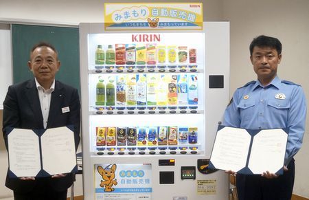 KBV社・新井執行役員（左）、西新井警察署・福山署長（右）