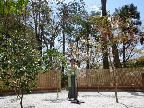 完成披露式典では、「憩いの庭」で藤原道山氏による尺八の奉納演奏が行われた
