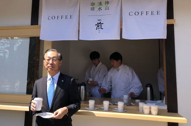 「神山湧水珈琲 煎」を手に、味の素AGF社の品田英明社長