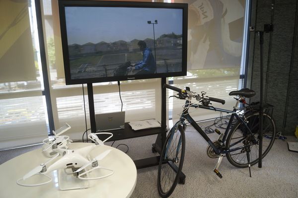 調査で使われるドローンや動画撮影のできる自転車