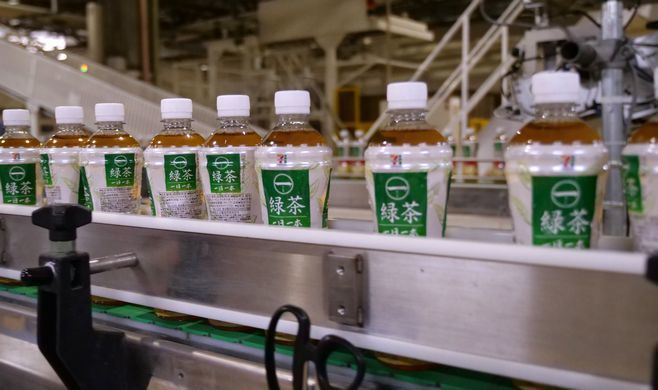 完全循環型PETボトルリサイクルによる製品「一(はじめ)緑茶 一日一本」