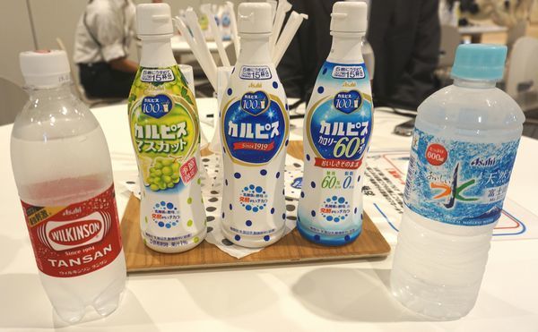 「カルピス」の水割りや炭酸割りを試飲