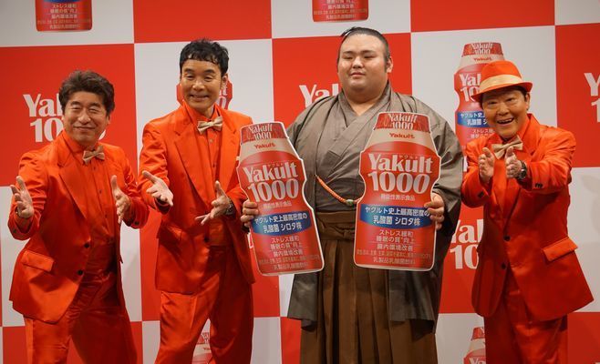 発表会に登場した貴景勝関とダチョウ倶楽部