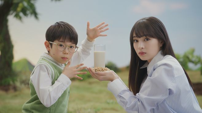 広瀬すずさんが出演する「『PLANT TIME』ソイミルクティー」TV-CM、「植物ミルクを知ってるかい」篇