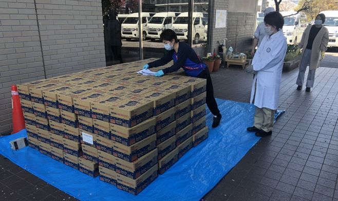 アサヒ飲料「カルピスウォーター」寄贈の様子（長野県・桔梗ヶ原病院）