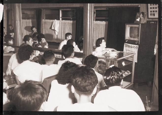 1953年のテレビ放送開始後は、喫茶店にプロレスや野球観戦を楽しむ人も集った