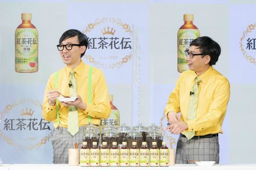 茶葉ブレンドを体験する「おいでやすこが」の2人