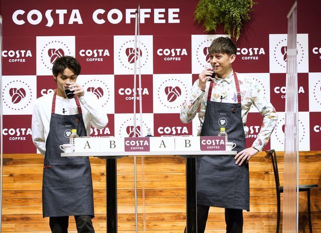 コスタコーヒーのブラインドテイスティングに挑戦する、磯村勇斗さんとハリー杉山さん