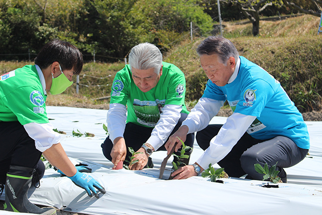 植樹式 (右から水野市長、伊藤園 国枝本部長)