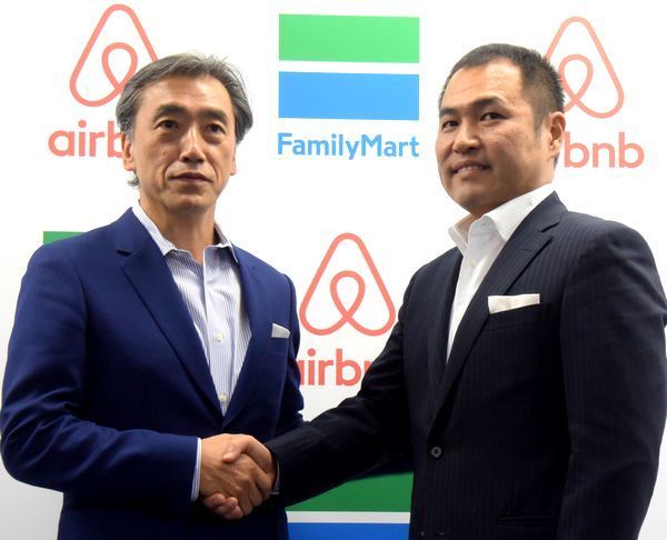 ファミリーマート・澤田貴司社長（左）、Airbnb・田邉泰之代表取締役（右） 提携会見で
