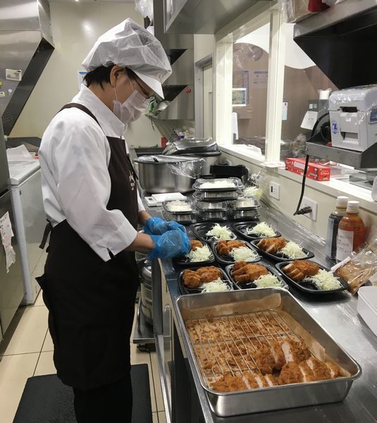 ローソン「まちかど厨房」作業風景