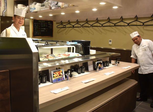 地下1階「梅丘 寿司の美登利」は初の立ち食いスタイルを導入
