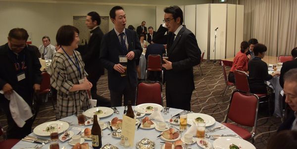 竹増社長(中央右)も出席、和やかな雰囲気の懇親会