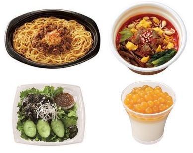 上=「牛肉ガリバタ焼そば」「ユッケジャンスープ」、下=「チョレギサラダ」「ポッピングボバdeマンゴー杏仁」