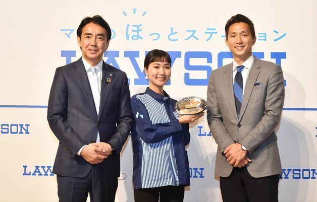 center,center,contain ローソン竹増社長(左)、元サッカー日本代表・福西崇史氏(右)