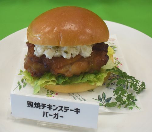 ファミチキバンズ使用「照焼チキンステーキバーガー」(ファミリーマート)