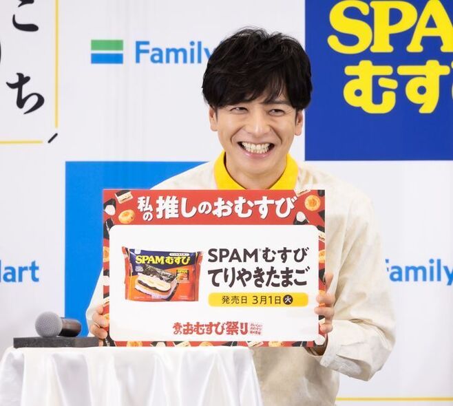 ファミマの「SPAMむすび」てりやきたまごをプレゼンする生田斗真さん