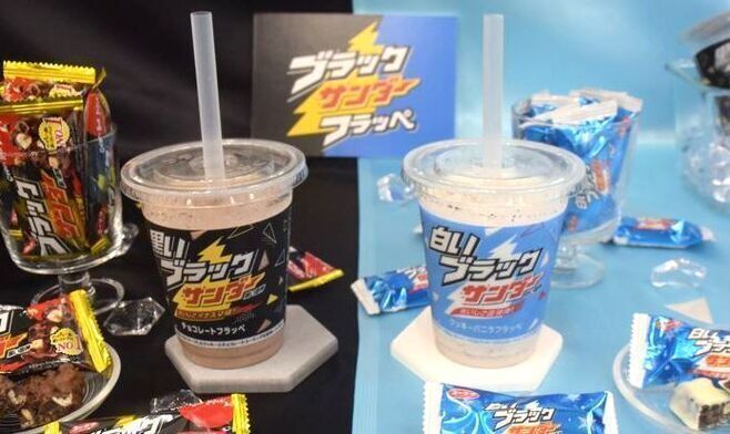 ファミリーマート「黒いブラックサンダー チョコレートフラッペ」「白いブラックサンダー クッキーバニラフラッペ」