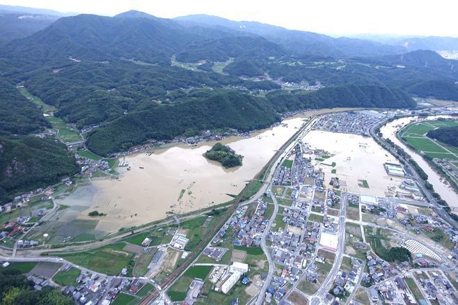 周囲が水没し孤立した三原市(上空より撮影)