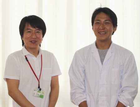 栄養教諭の小林洋介さん（左）と調理師の三好景一さん（右）