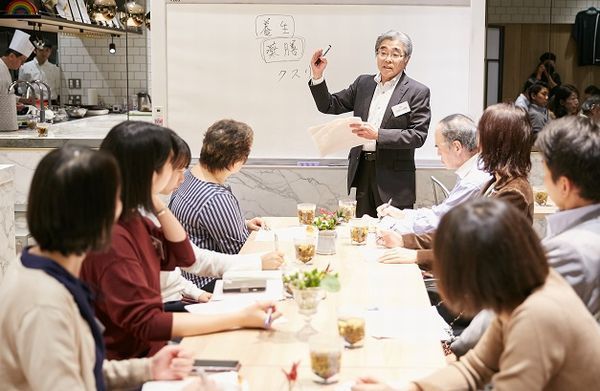 調理実演・試食の前に、薬膳について解説