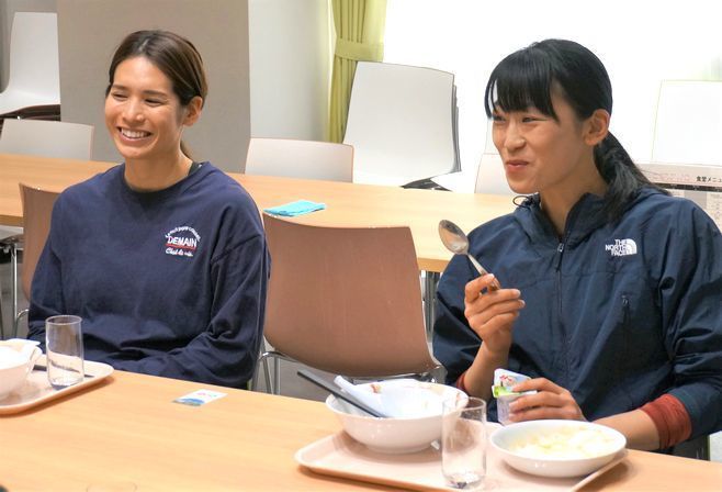 女子ホッケー“さくらジャパン” 左＝内藤夏紀選手、右＝田中泉樹選手