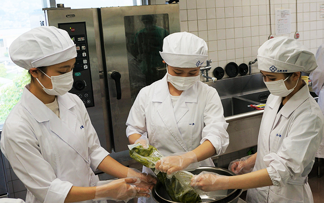 日清医療食品の「モバイルプラス」を使ってセントラルキッチン方式を体験する学生たち
