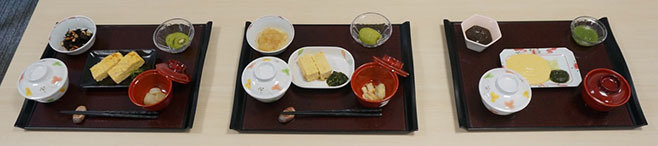卵焼きの朝食献立（左から、「モバイルプラス」常食、「モバイルプラスやわら御膳」、ミキサー食）