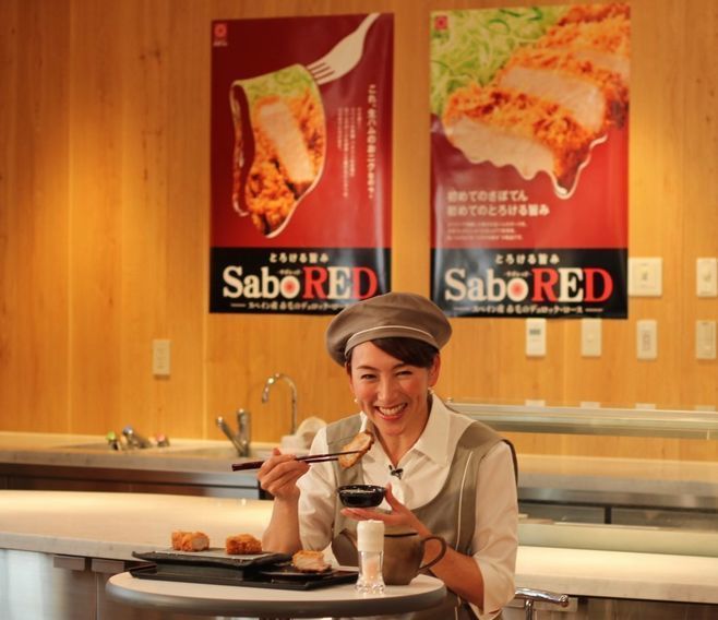 「SaboRED」のロースかつを試食する杉山愛さん