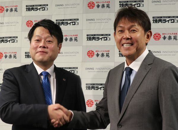 幸楽苑ホールディングス・新井田昇社長（左）、ダイニングイノベーション・西山知義会長（右）