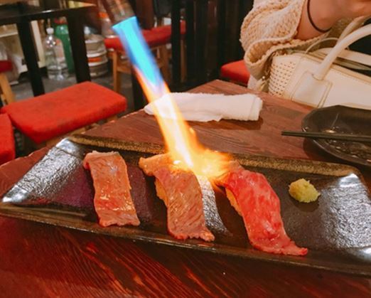 日本でしか食べられない肉寿司は訪日客にも大好評