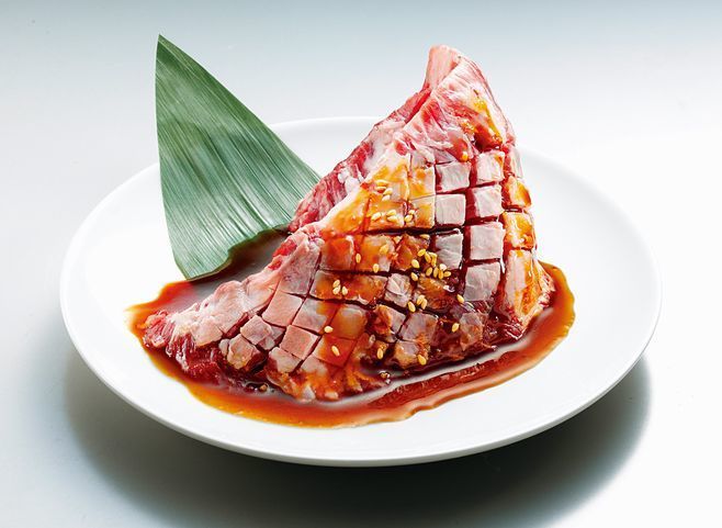 一番人気「きんぐコース」の目玉メニュー、熟成厚切り肉「きんぐカルビ」