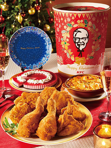 KFC「パーティバーレル オリジナル」イメージ(左奥は「2019年クリスマス絵皿」)