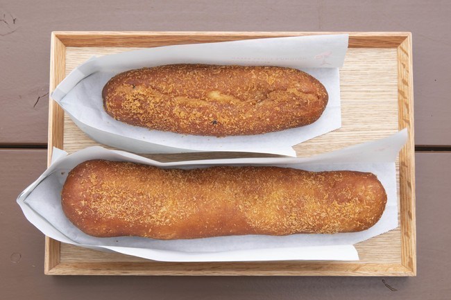 「もとむのカレーパン」Mサイズ＝約18cm、Lサイズ＝約25cm(Lサイズは沖縄の店舗のみで提供)