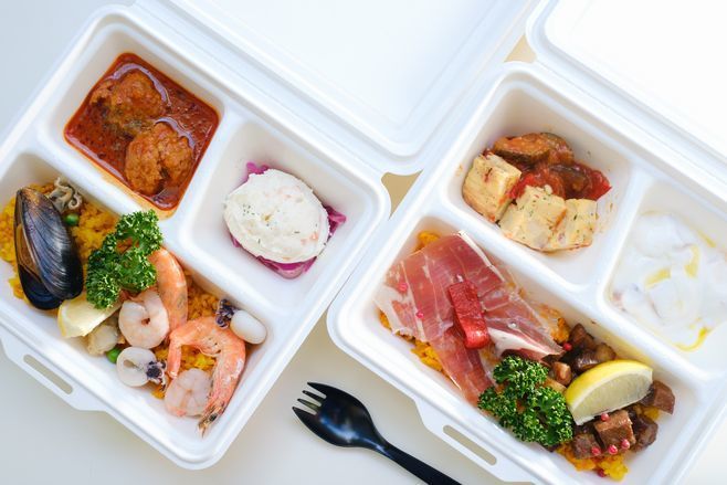 スペインクラブで販売する「シーフードパエリア弁当」「イベリコパエリア弁当」(各税込800円)