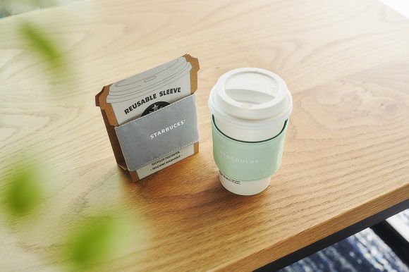 スタバ「リサイクルポリエステルスリーブ (ライトグリーン)」使用イメージ/スターバックスコーヒー