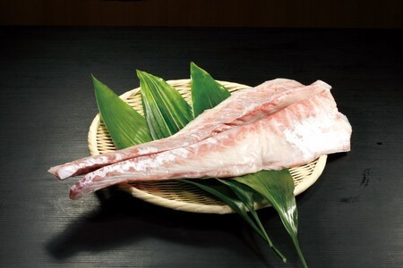 沖縄県産「琉球スギ」美しい血合いと透明感のある白身(くら寿司)