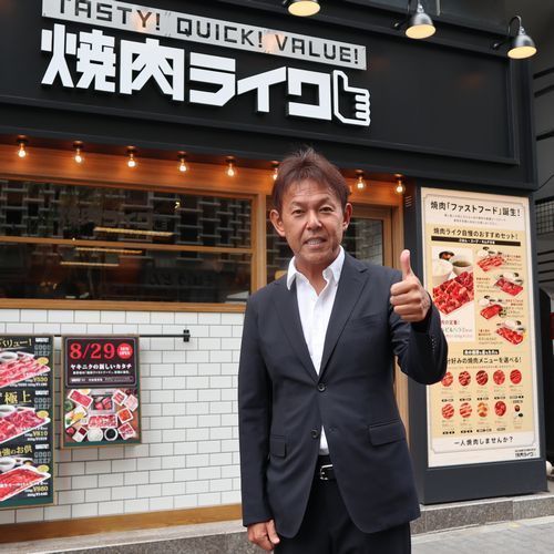 オープン当時の焼肉ライク1号店と西山知義氏(2018年8月撮影)