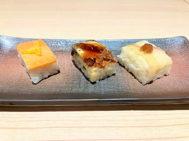 京樽「鱒押すし 柚子風味」「鰻押すし」「真鯛押すし」各1貫100円