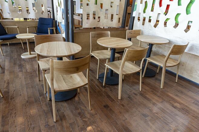 国産木材100%使用の家具/スターバックス コーヒー 皇居外苑 和田倉噴水公園店