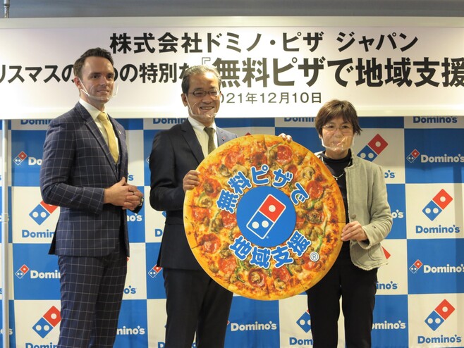 左からドミノ・ピザ ジャパン ベンCOO、同社の柿内執行役員、ともしびatだんだん近藤理事
