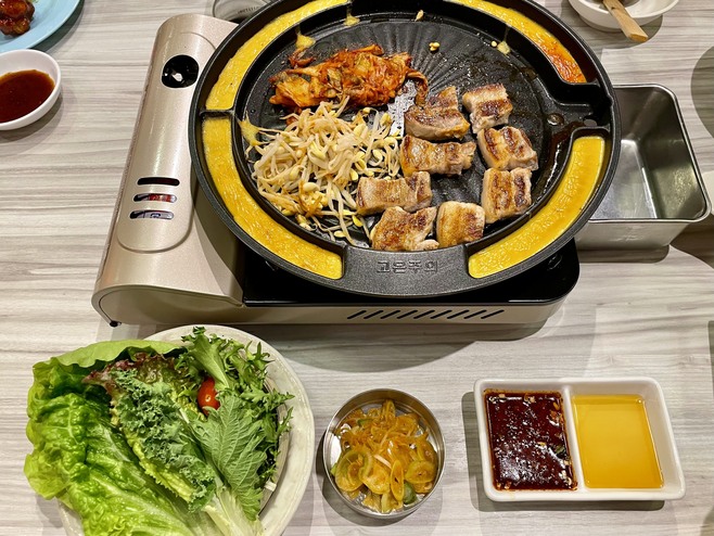 「サムギョプサル」包み野菜・韓国風卵焼き・もやしナムル・キムチ・ネギ付き