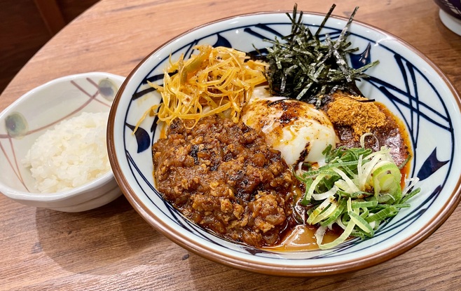 丸亀製麺「担々まぜ釜玉うどん」