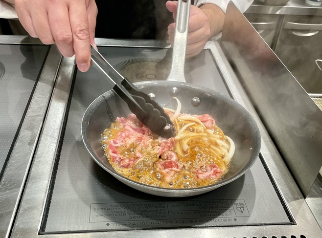 「焼きたて肉うどん」調理の様子(丸亀製麺)